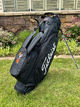 Load image into Gallery viewer, Titleist Players 4 Stand Bag Swinging Pete
