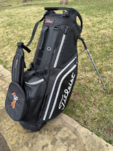 Load image into Gallery viewer, Titleist Hybrid 14 Bag Swinging Pete
